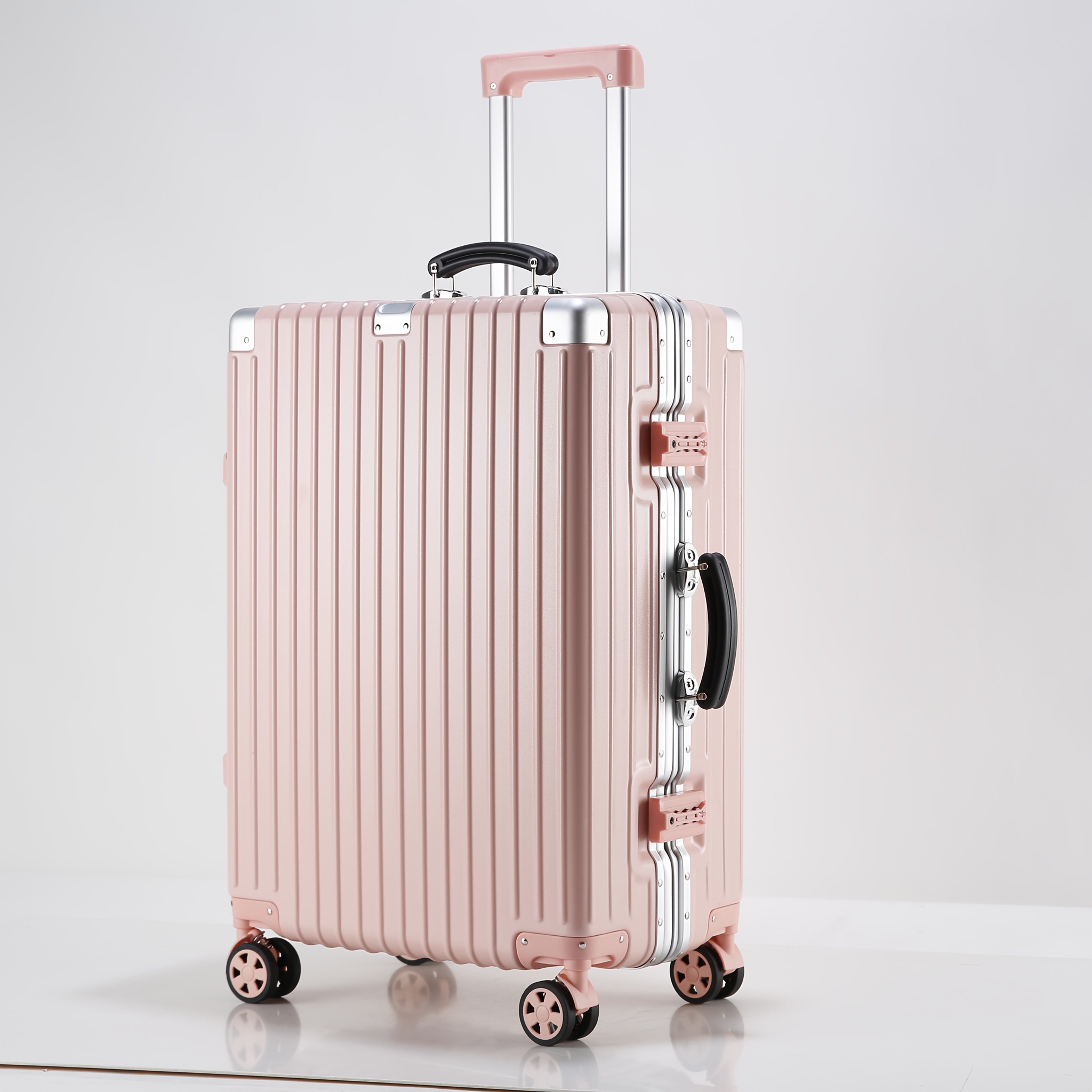 Aluminum Alloy Frame Luggage It Is Equipped with a Cup Holder, Brake Wheels, a Hook, a Built-in USB Charging Port, and a TSA-approved International Combination Lock, Allowing for Smooth Passage Through International Security Checkpoints